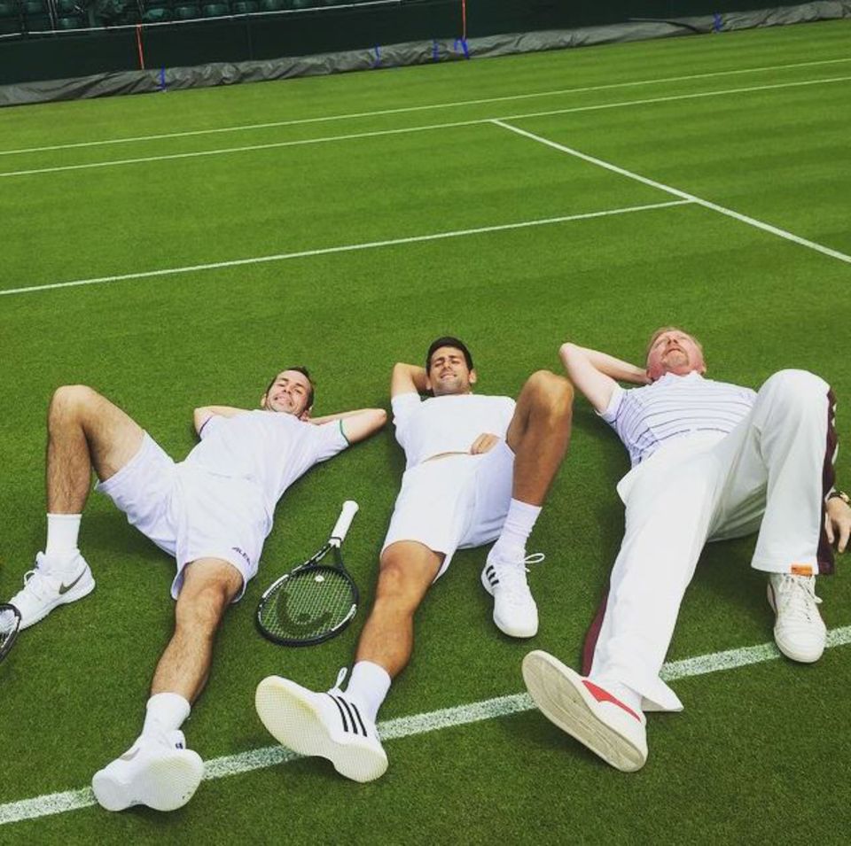 Boris Becker legt mit seinem Schützling Novak Djokovic eine Trainingspause ein. Boris Becker legt mit seinem Schützling Novak Djokovic eine Trainingspause ein.