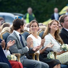 Neben Prinz Carl Philip und seiner Frau Sofia sitzen Prinzessin Madeleine und Ehemann Chris O'Neill, der offenbar extra zum Victoriatag aus London angereist ist.