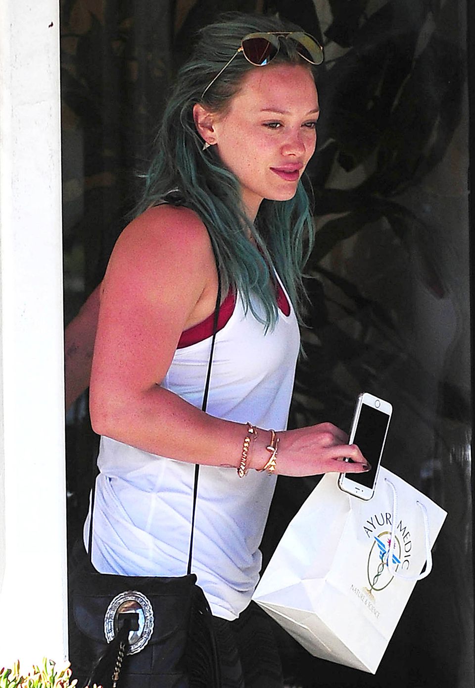 Krebsrot kommt Hilary Duff aus einer Apotheke. Hoffentlich hat sie sich hier etwas Kühlendes für ihre verbrannte Haut besorgt. Krebsrot kommt Hilary Duff aus einer Apotheke. Hoffentlich hat sie sich hier etwas Kühlendes für ihre verbrannte Haut besorgt.