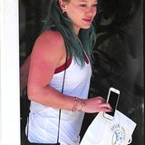 Krebsrot kommt Hilary Duff aus einer Apotheke. Hoffentlich hat sie sich hier etwas Kühlendes für ihre verbrannte Haut besorgt.