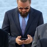 Außerdem scheint sich Leo eher für sein Telefon zu interessieren als für all die schönen Frauen auf seiner Jacht.