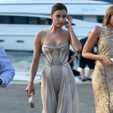 Irina Shayk könnte in einem Kartoffelsack rumlaufen und würde noch alle Blicke auf sich ziehen. Im fließenden Kleid von Atelier Versace wirkt sie aber besonders sexy.