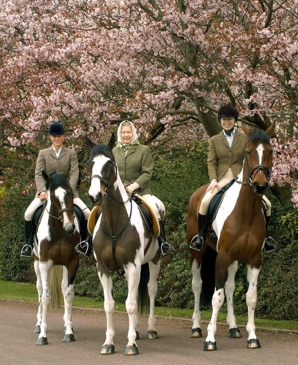 Drei Generationen Reiter: Prinzessin Anne, Queen Elizabeth und Zara Phillips unternehmen einen Oster-Ausritt 2004. Damals ist die britische Königin gerade 78 geworden. Auch heute noch, mit 89 Jahren, steigt sie in den Sattel.