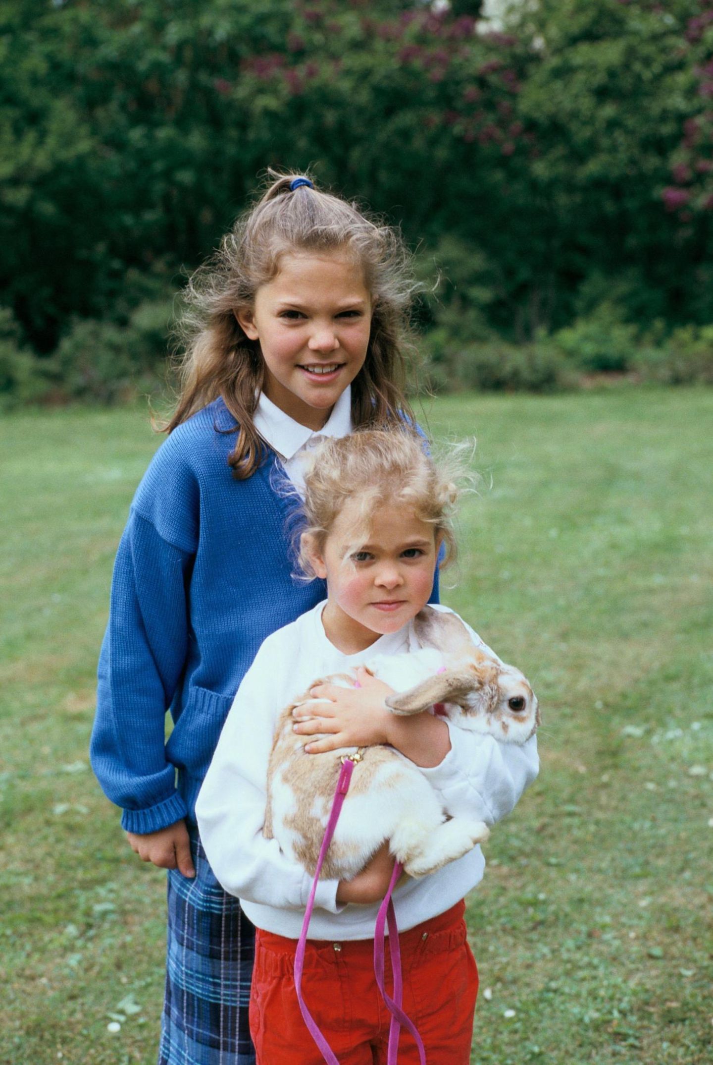 Prinzessin Madeleine hat 1987 ein geflecktes Kaninchen fest im Griff.