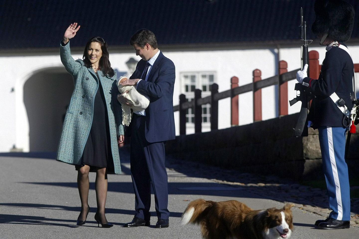 Zur dänischen Königsfamilie gehören nicht nur Dackel. Australian Shepard Ziggy ist außer Rand und Band vor Freude, dass Herrchen und Frauchen wieder da sind und ihren Nachwuchs dabei haben. Im Oktober 2005 zeigen sich Prinz Frederik und Ehefrau Mary mit ihrem Sohn vor dem Schloss.