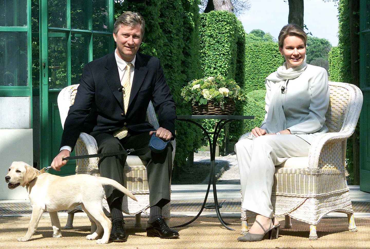 2001 geben Prinz Philippe und seine Frau Mathilde bekannt, dass sie ihr erstes Kind erwarten. Bei der Pressekonferenz dabei ist ihr Hund.