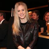 Larissa Marolt posiert für die Fotografen.
