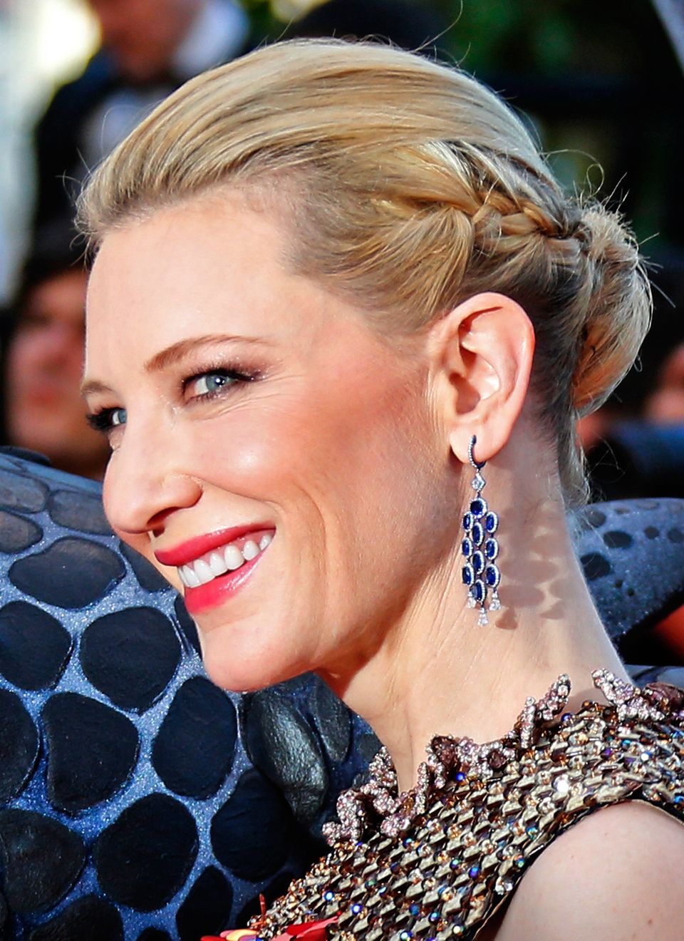 Schön verspielt aber doch festlich wie bei Cate Blanchett sind seitlich geflochtene Strähnen, die in einem Dutt am Hinterkopf zusammengesteckt werden.