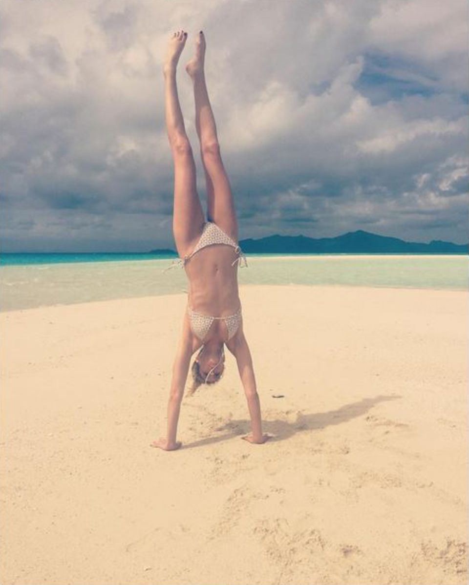 Фото без ограничений. Уитни порт ноги. Уитни порт фигура. Handstand in Bikini.