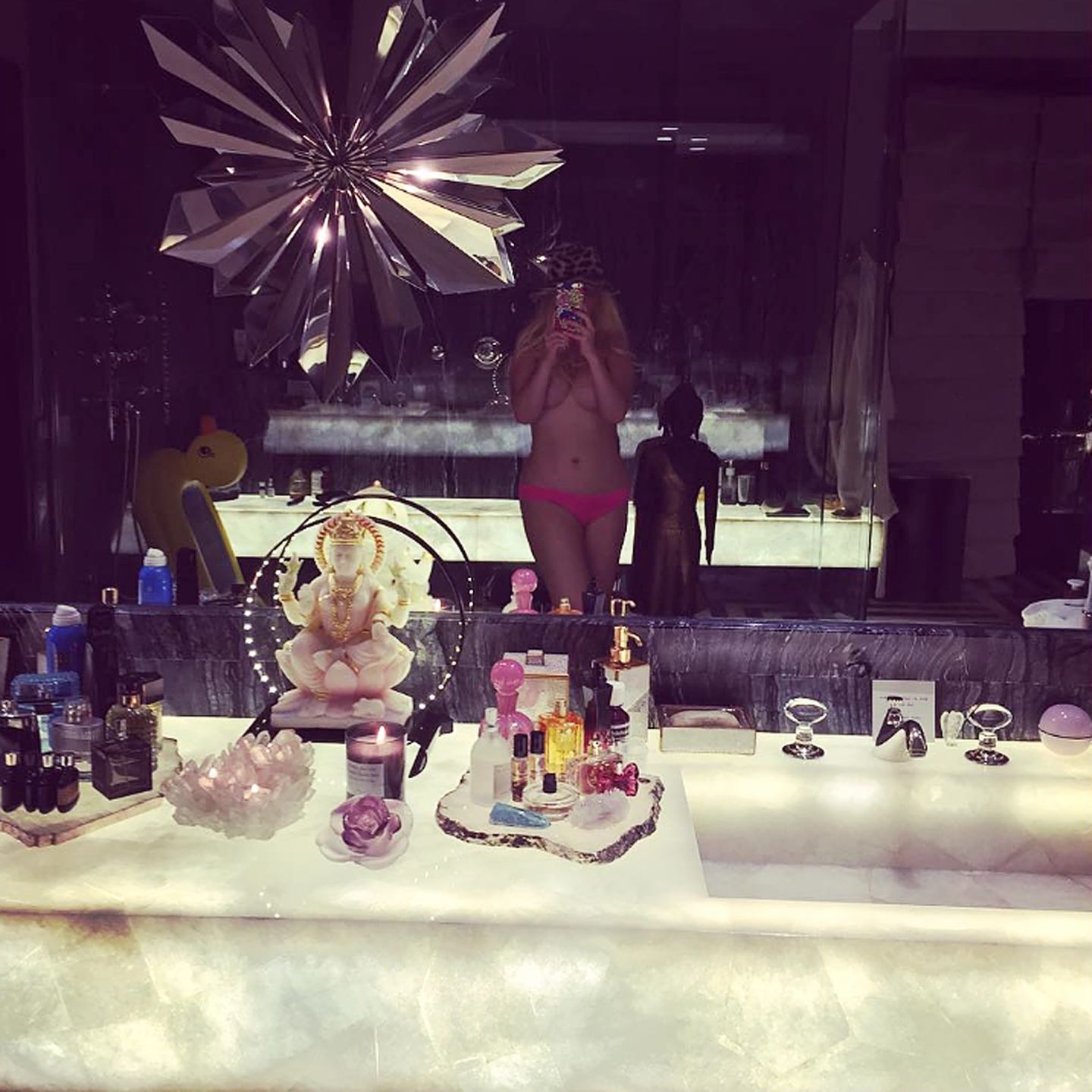 Christina Aguilera verkündigt ihren Instagram-Followern mit diesem freizügigen Selfie, dass es an der Zeit ist auch mal persönliche Dinge zu teilen. Nacktheit scheint offensichtlich für sie dazuzugehören.