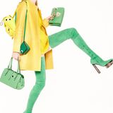 Trend Knallfarben! Taschen v. l.: grüne Henkeltasche von Bottega Veneta, gelber Lederrucksack von Moschino, grüne Mini-Umhängetasche von Bally, Envelope Bag mit Goldkette, von Versace. Ledermantel und Strickpulli von Laurèl, Collier von Chanel, Overknees von Versace