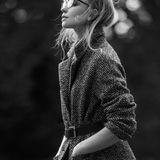 Schwarz-weißer Tweed-Kurzmantel von Basler. Brille von Prada. Ledergürtel von Mango.
