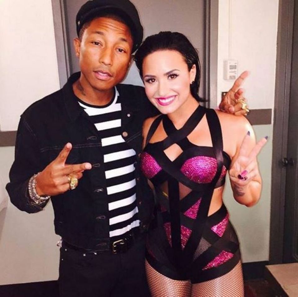 Demi Lovato und Pharrell Williams treffen sich Backstage und verstehen sich bestens.