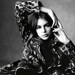 Kaum zu glauben: Kaia Gerber, die schöne Tochter von Supermodel Cindy Crawford, ist erst 13 Jahre alt. Für ein Shooting mit der italienischen Vogue posiert sie bereits wie ein erfahrenes Model.