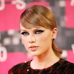 Taylor Swift konnte vier der begehrten Trophäen absahnen und war damit die Abräumerin des Abends. Wir lieben ihr extravagantes Make-up!