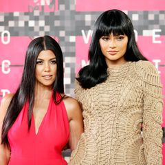 Keine Promi-Party ist vollständig, wenn nicht mindestens drei Frauen aus dem Kardashian-Clan anwesend sind. Kourtney Kardashian und Kylie Jenner ließen sich das Spektakel nicht entgehen.