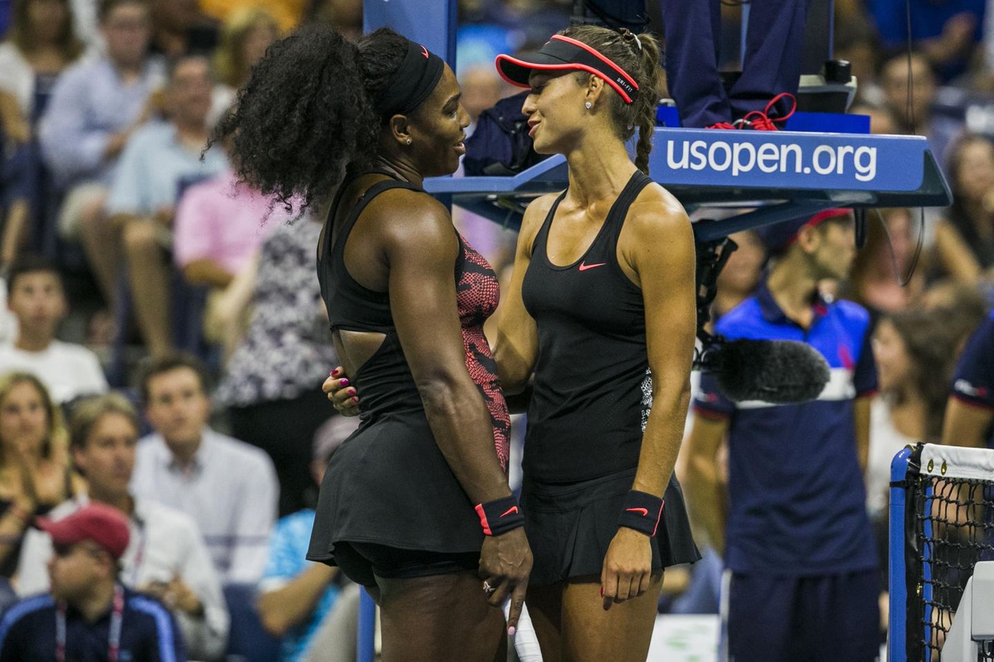 Serena Williams ist mit Gegnerin Vitalia Diatchenko im Gespräch.