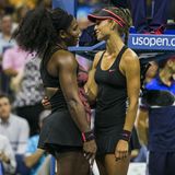 Serena Williams ist mit Gegnerin Vitalia Diatchenko im Gespräch.