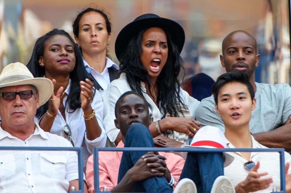 Kelly Rowland ist kaum auf ihrem Sitz zu halten. Kelly Rowland ist kaum auf ihrem Sitz zu halten.