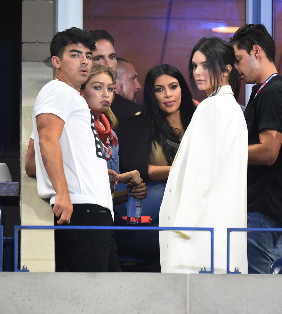 Auch Joe Jonas, Gigi Hadid, Kim Kardashian und Kendall Jenner gehören zu den Zuschauern des legendären Tennisturniers. Auch Joe Jonas, Gigi Hadid, Kim Kardashian und Kendall Jenner gehören zu den Zuschauern des legendären Tennisturniers.