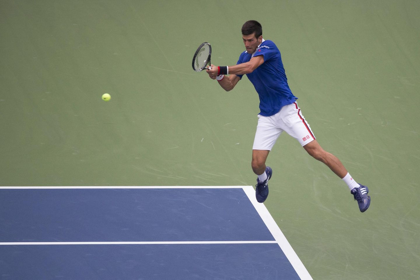 Novak Djokovic legt sich ordentlich ins Zeug und gewinnt sein erstes Spiel.