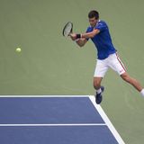 Novak Djokovic legt sich ordentlich ins Zeug und gewinnt sein erstes Spiel.