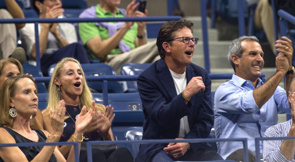 Michael J. Fox freut sich über den Sieg von Simona Halep gegen Victoria Azarenka.