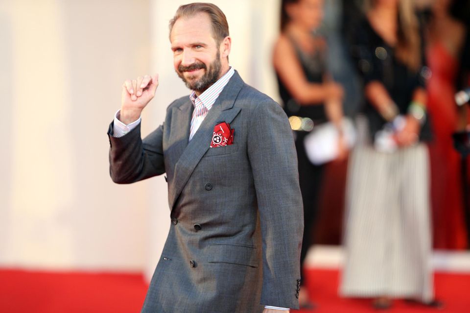 Ralph Fiennes grüßt die Fans.