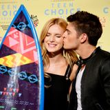 Bella Thorne bekommt den Award als bester Film-Bösewicht und ihre Freund Gregg Sulkin freut sich mit ihr.