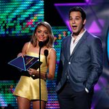 Sarah Hyland und Skyler Astin überreichen den Awards für den besten Comedian. Astin bekommt für seine Rolle in "Pitch Perfect 2" den Preis als bester Komödienschauspieler.