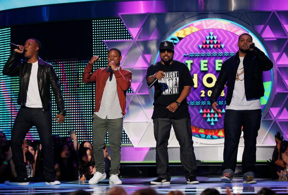 Rapper Ice Cube und die Schauspieler des Films "Straight Outta Compton", Corey Hawkins, Jason Mitchell und O'Shea Jackson Jr, eröffnen die Preisverleihung.
