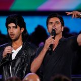 Josh Peck macht sich im "Onkel Jessie"-Outfit über "Full House"-Star John Stamos lustig.