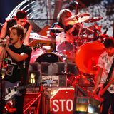 "Five Seconds Of Summer" spielen ihren Hit "She's Kinda Hot".