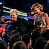Nachdem Ellen DeGeneres den Award als beste Comedienne entgegengenommen hat, verlässt sie die mit Ehefrau Portia di Rossi fluchtartig die Veranstaltung.