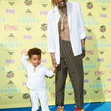 Wiz Khalifa zeigt seinem Sohn Sebastian, wie man sich als Teenidol auf dem roten Teppich verhält.