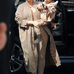 Kim Kardashion und Tochter North West sind für die "Yeezy"-Show von Kanye West natürlich schon passend mit Outfits der neuen Kollektion gestylt.