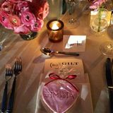 Stars + ihr Essen: Auch mal schön zum Abendessen: Jessica Alba zeigt, wie es aussehen kann, wenn sie schick zum Dinner eingeladen ist.