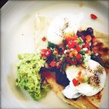 Stars + ihr Essen: Gesundheitsapostel Gwyneth Paltrow setzt abends auf pochierte Eier, Guacamole und Hühnchen mit Quesadilla. Ein Jamie-Oliver-Rezept, wie sie verrät.