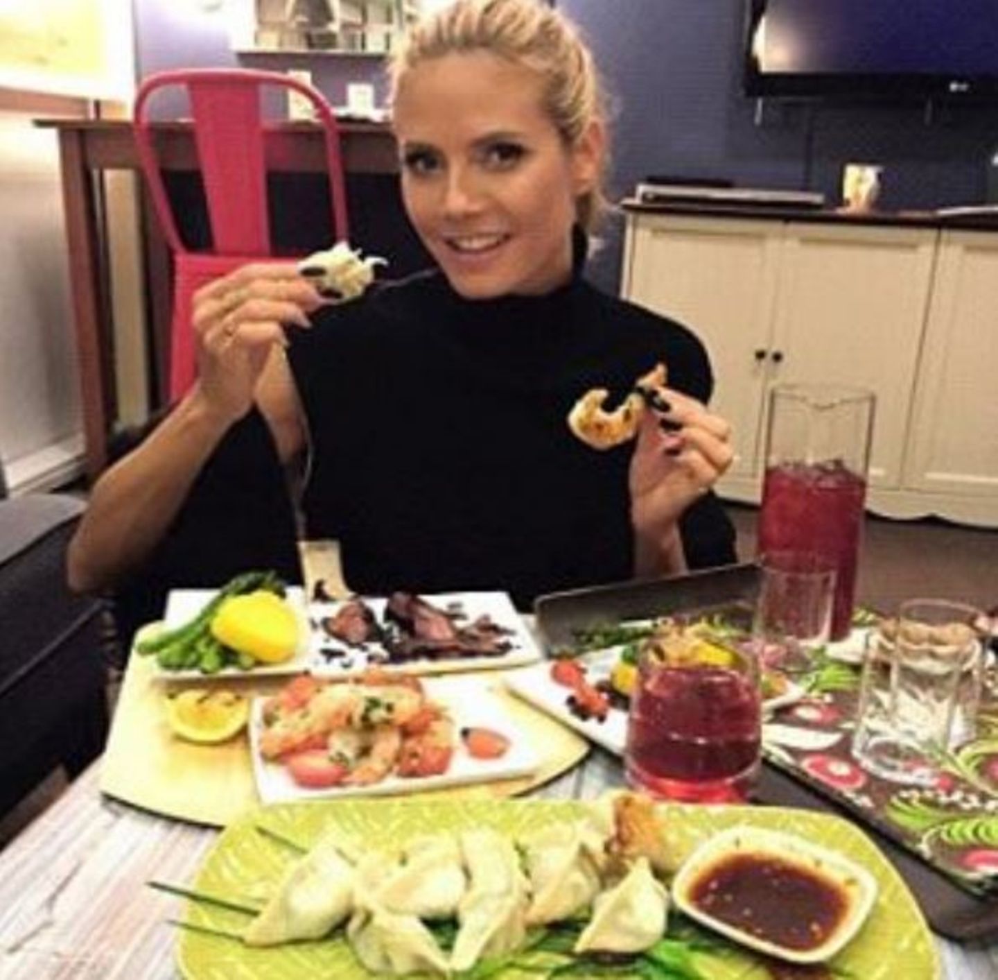 Stars + ihr Essen: Heidi Klum genießt Dim Sums, Garnelen und Carpacchio im asiatischen Stil.