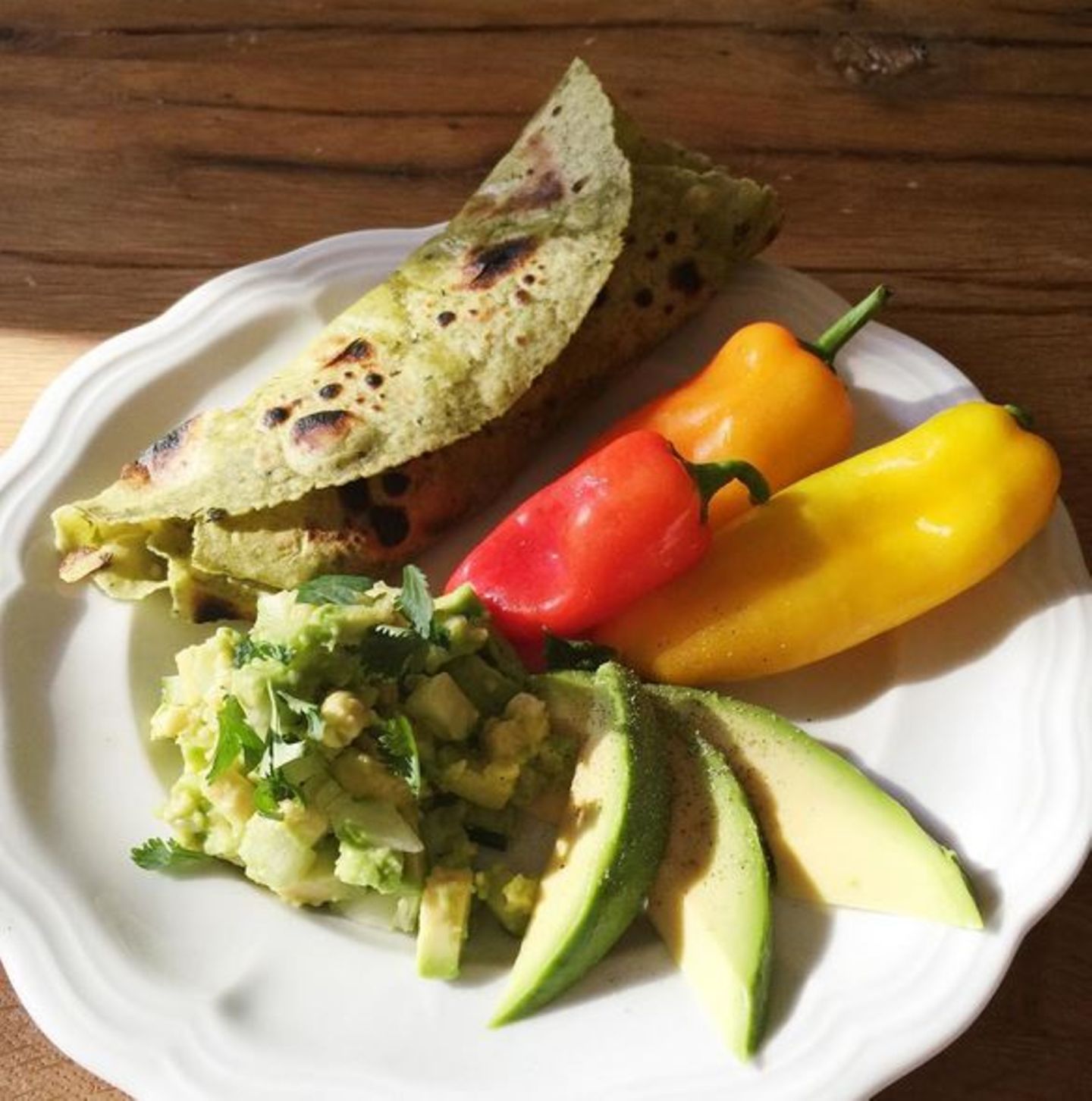 Stars + ihr Essen: Unkompliziert: Burritos mit gestückelten Gurken und Avocados, dazu kleine bunte Paprika und Avocadoscheiben. Empfohlen von Gemüsefan Kimberly van der Beek.