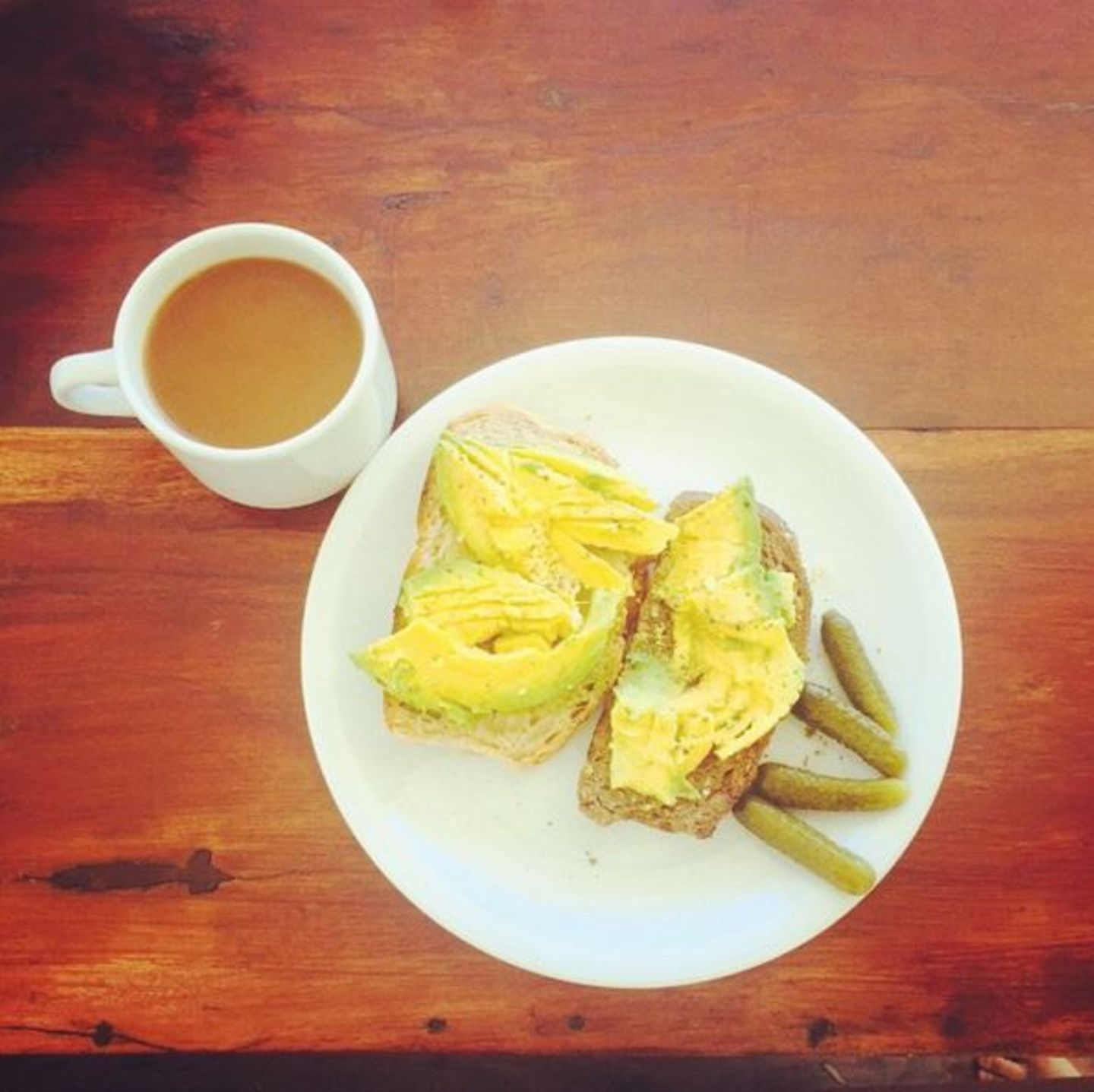 Stars + ihr Essen: Jessica Alba freut sich via Instagram über ihren Advocado-Toast. Sie genießt ihn mit sauren Gürkchen - und einer Tasse Milchkaffee. Na denn: Guten Appetit.