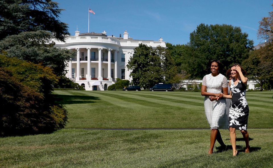 Michelle Obama spaziert mit Königin Letizia über den Rasen des Weißen Hauses.