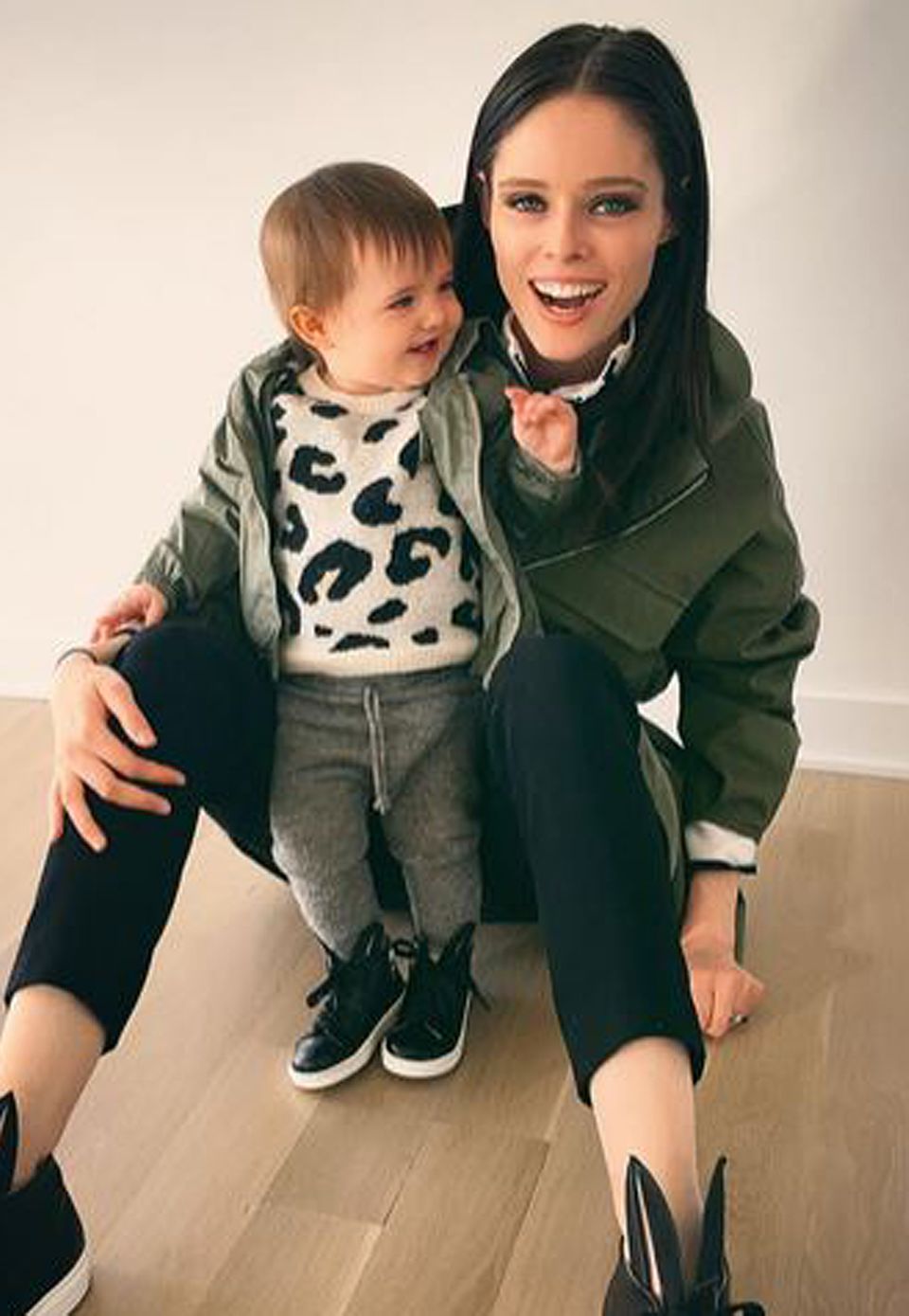 Der Mutter-Tochter-Partnerlook mit Sneakern, Parka-Jacke und gemustertem Pullover steht Coco Rocha ebenso gut wie ihrer Tochter Ioni.