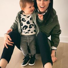 Der Mutter-Tochter-Partnerlook mit Sneakern, Parka-Jacke und gemustertem Pullover steht Coco Rocha ebenso gut wie ihrer Tochter Ioni.