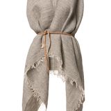 Dieses Trend-Teil wickelt alle um den Finger: Woll-Poncho von Pomandère, ca. 140 Euro