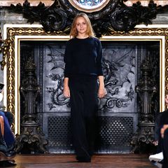 Designerin Stella McCartney freut sich über den tosenden Applaus für ihre neue Frühjahr/Sommer-Kollektion.