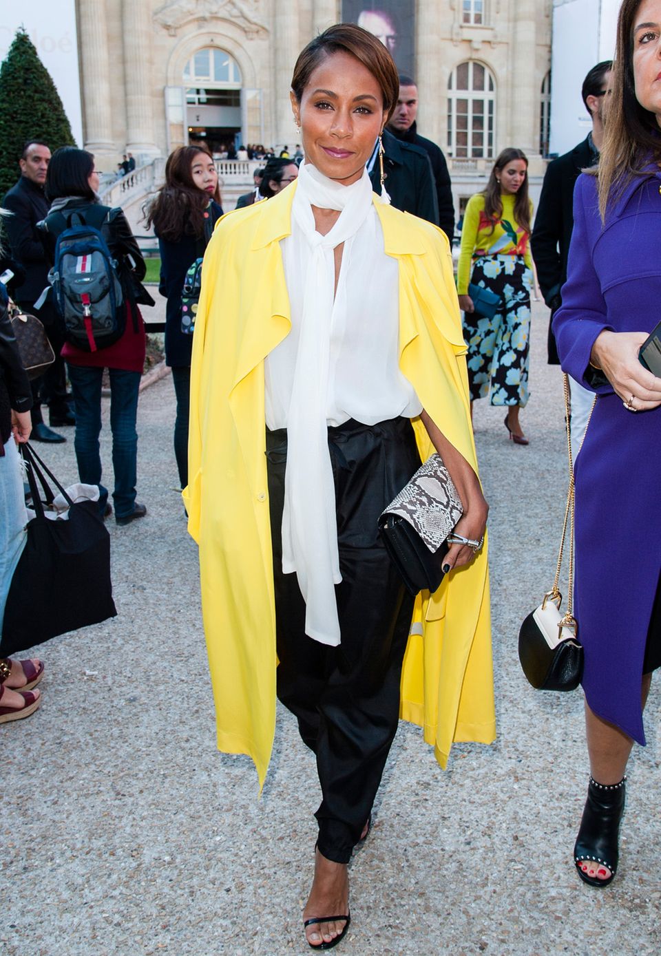 Ein besonders leuchtender Hingucker ist Jada Pinkett-Smith in Gelb und Schwarz-Weiß bei der Fashion-Show von Chloé.