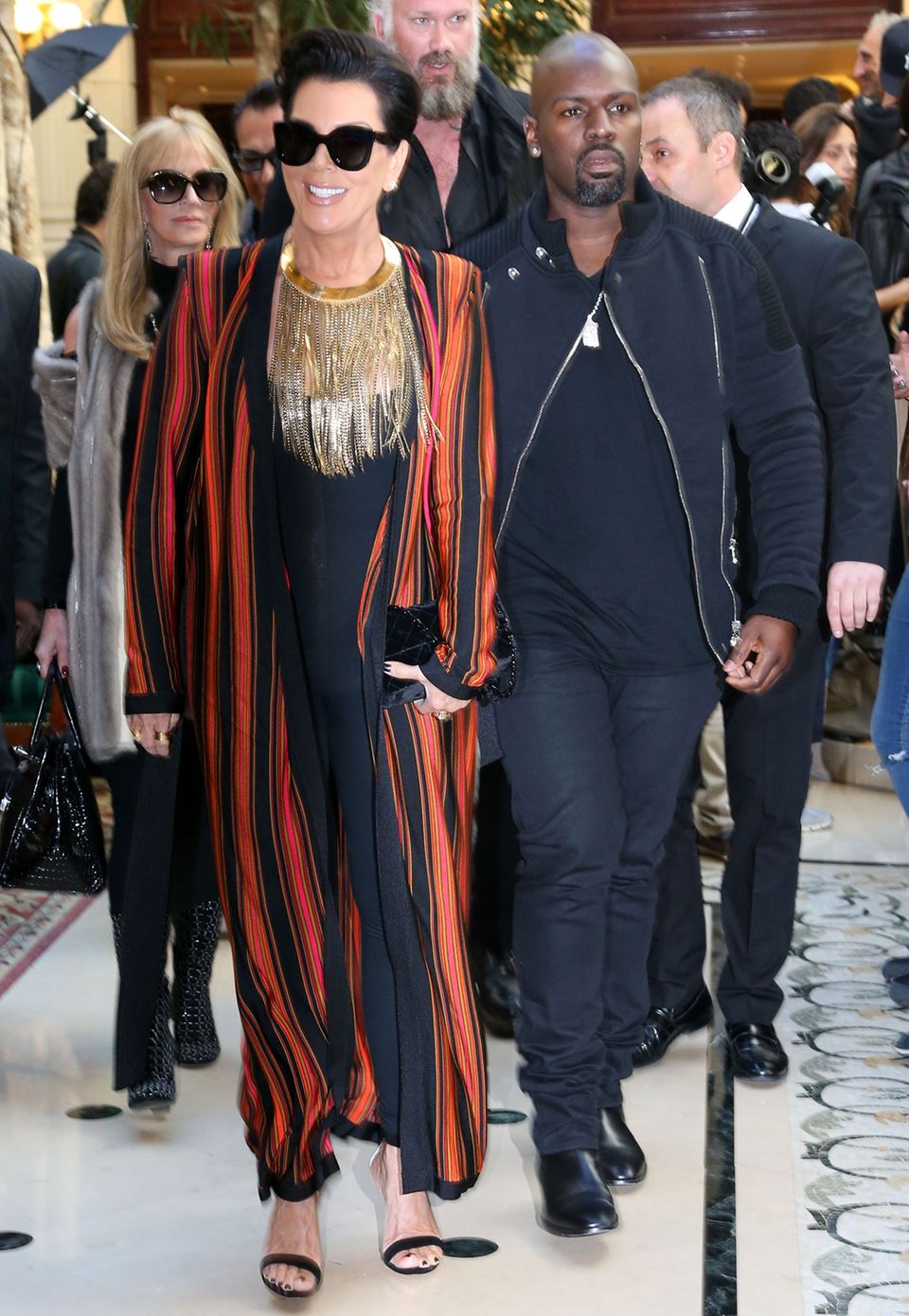 Oooops! Auch TV-Star Kris Jenner scheint sich in den farbenfrohen Mantel von Balmain verguckt zu haben und trägt ihn prompt als stolze Model-Mutter bei der Show.
