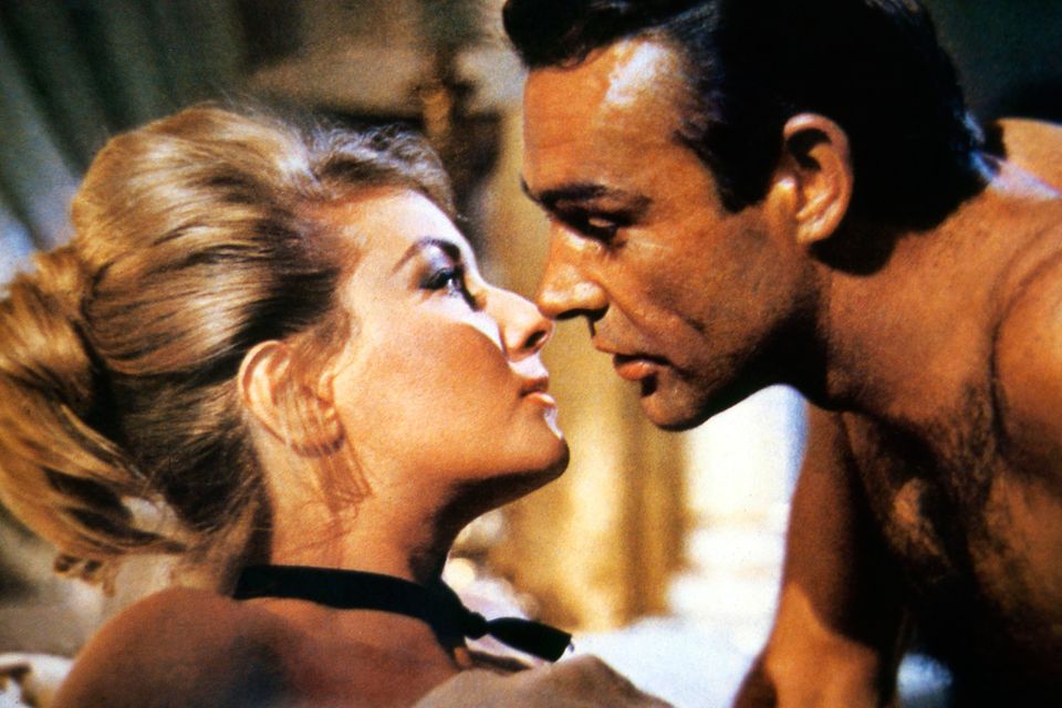 Die schöne 60er-Jahre-Hochsteckfrisur von Daniela Bianchi als "Tatiana Romanova" hatte sich nach dem Intermezzo mit James Bond (Sean Connery) ganz schnell aufgelöst.