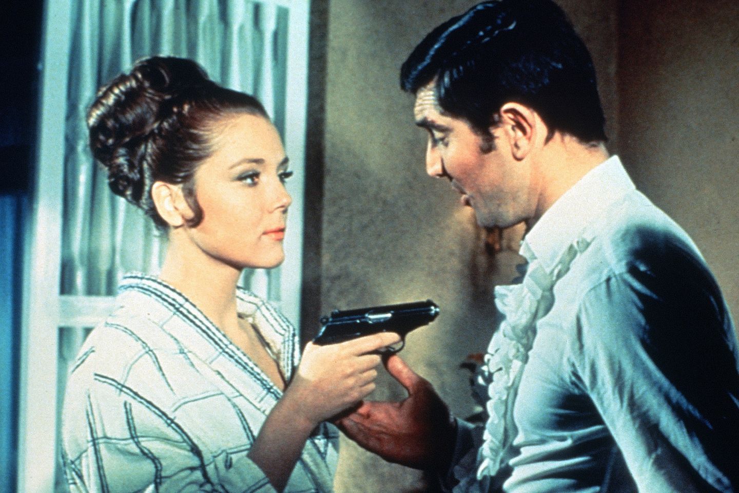 Die klassische Sixties-Hochsteckfrisur mit Riesen-Dutt von Diana Rigg als "Contessa Teresa di Vincenzo" wirkt bombenfest. Sie spielte 1969 an der Seite vom damaligen Bond-Darsteller George Lazenby in "Im Geheimdienst Ihrer Majestät".